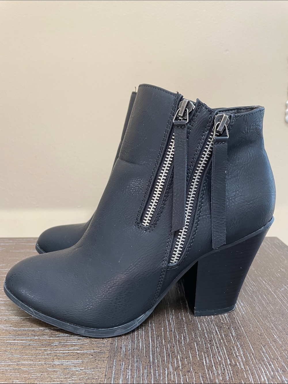 💥💥Journee Women's Black Vegan Leather Ankle Booties with Side Zippers!💥💥